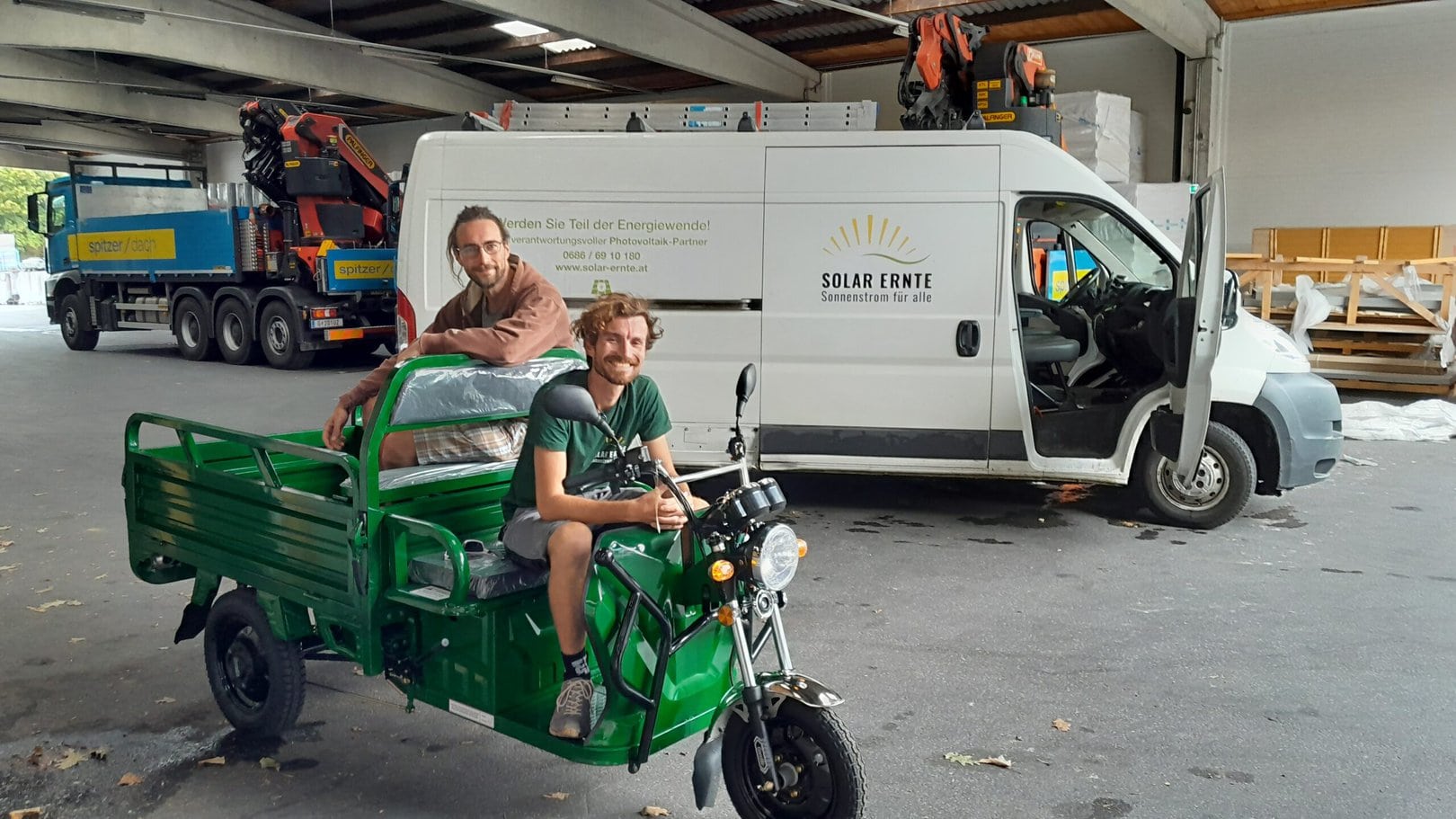 Das Team von Bikes4Cargo mit dem ersten verkauften Elektrofant